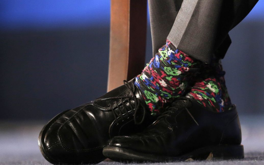 Різнокольорові шкарпетки прем&#039;єр-міністра Канади Джастіна Трюдо видно під час  сесії питань і відповідей після його виступу в торговій палаті США у Вашингтоні. / © Reuters