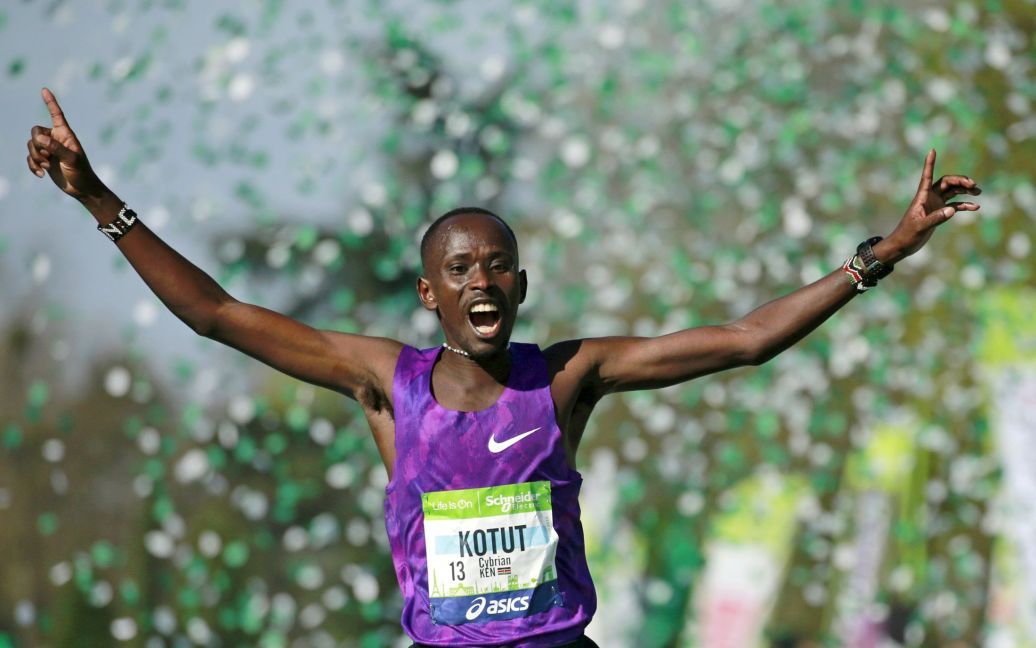 Сіпріан Котут из Кении победил в Парижском марафоне / © Reuters
