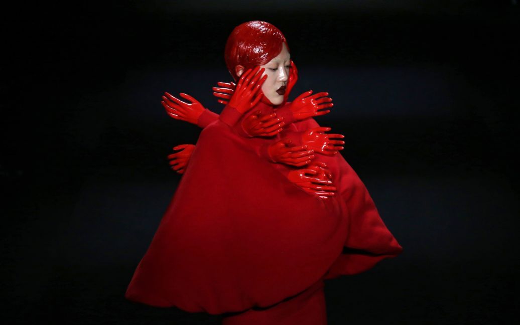 Модель демонструє творіння китайського дизайнера Ху Шегуанга на Тижні моди у Пекіні. / © Reuters