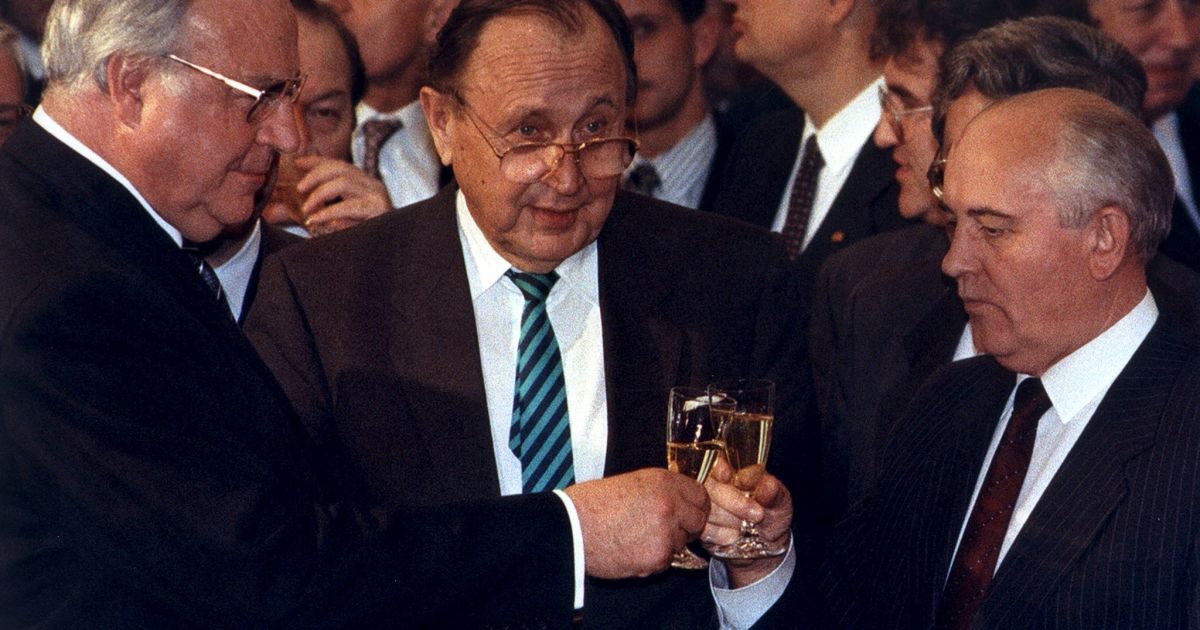 Геншер (в центре) был министром иностранных дел ФРГ в течение 18 лет.