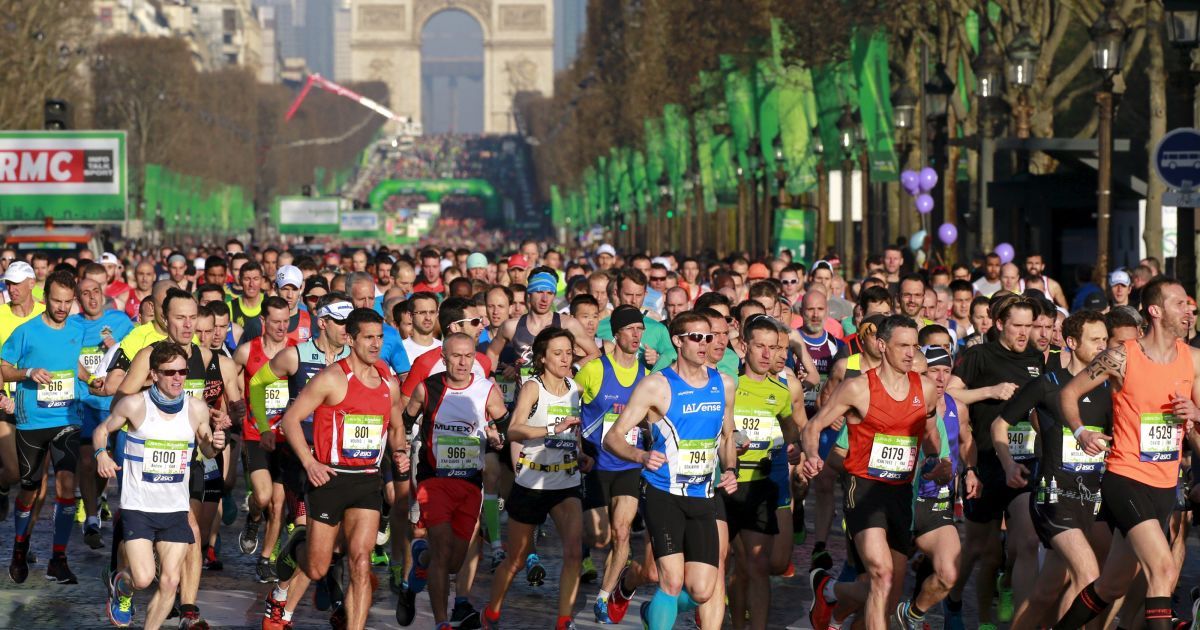 Наивысший уровень террористической угрозы не помешал юбилейному марафону в Париже