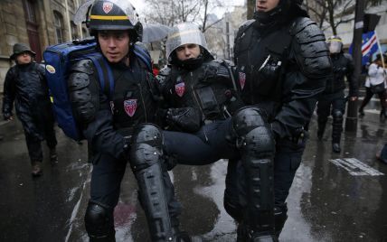 Во Франции в драках с противниками трудовой реформы пострадали 150 полицейских