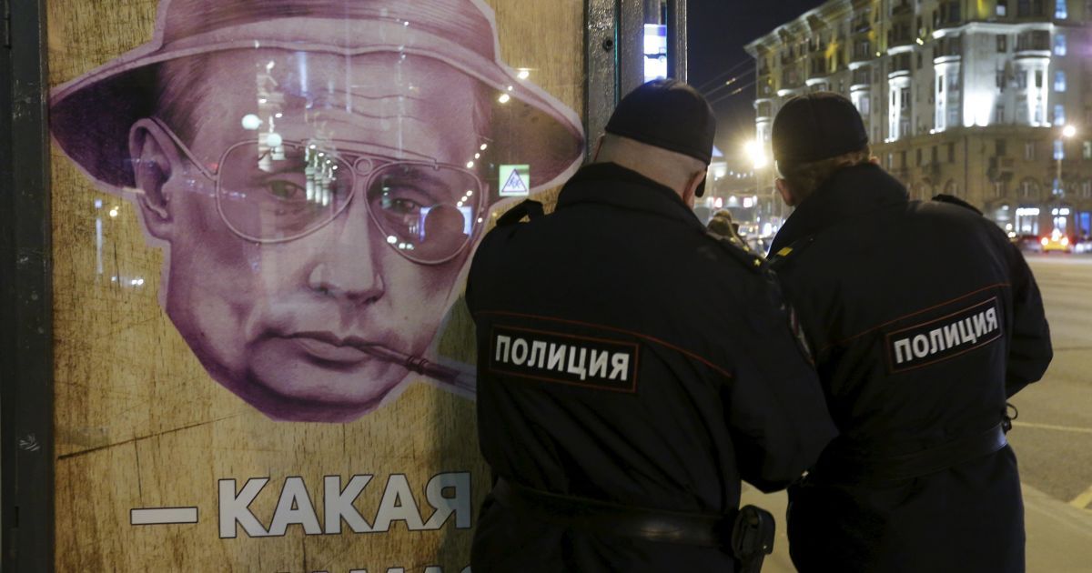 Плакат с Путиным на остановке в Москве