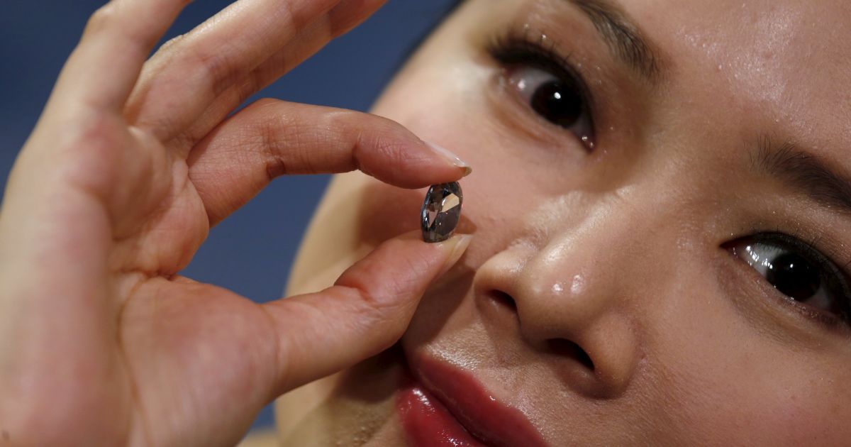 В Гонконге уникальный голубой бриллиант продали за $ 32 млн