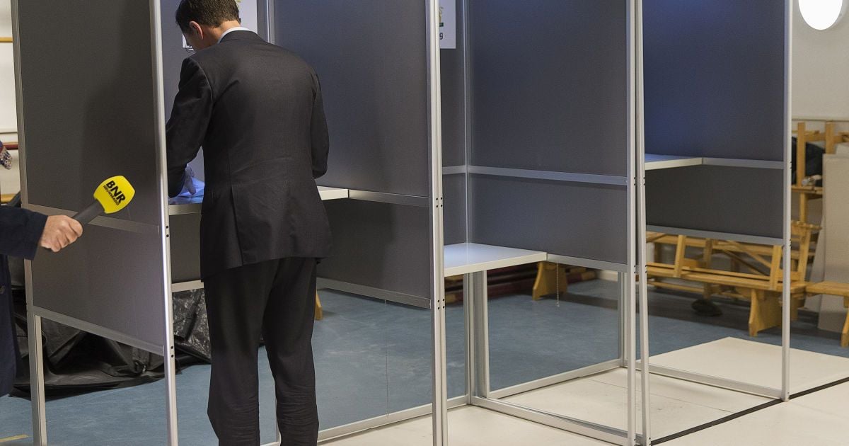 Премьер Нидерландов голосует во время референдума.