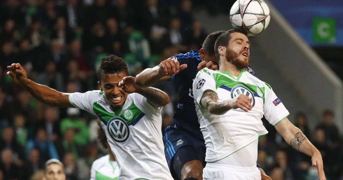 Игрок "Вольфсбурга" потерял зуб в поединке с "Реалом" в Лиге чемпионов