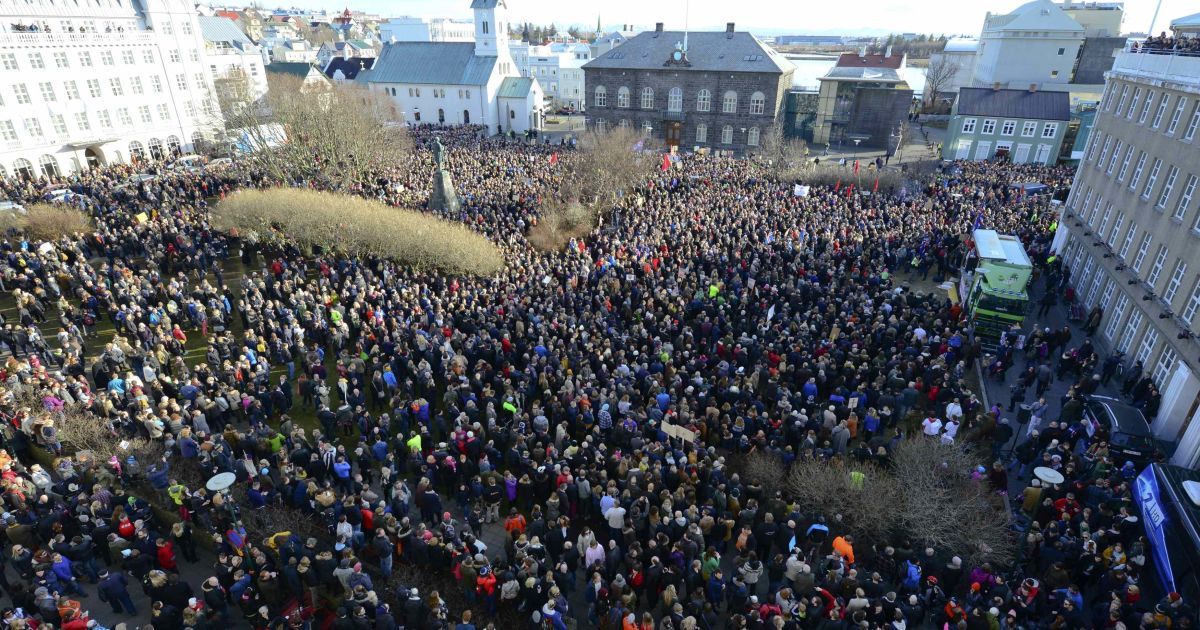 Разгневанные исландцы устроили массовый протест из-за премьера, "засветившегося" в офшорном скандале