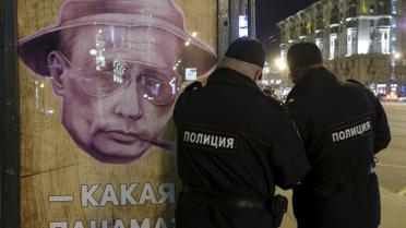Плакат с Путиным на остановке в Москве / © Reuters