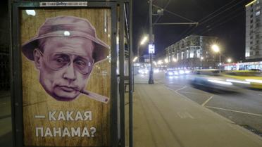 Плакат с Путиным на остановке в Москве / © Reuters