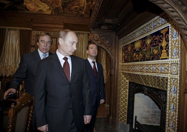 Владимир Путин и Сергей Ролдугин (слева), который фигурирует в "панамском архиве" / © Reuters