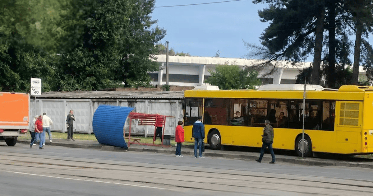 У Києві автобус "влетів" у зупинку