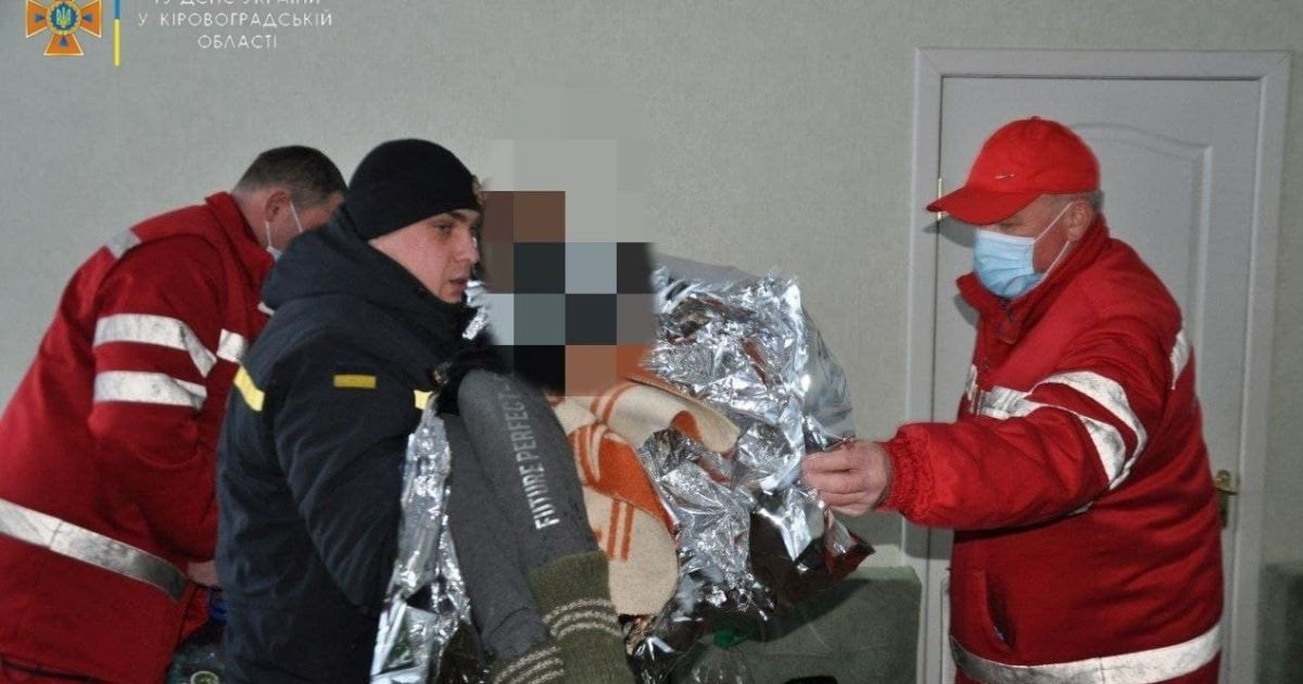 Роздягнувся та кинувся до дитини: у Кропивницькому чоловік врятував ученицю 5 класу, яка тонула в крижаній воді