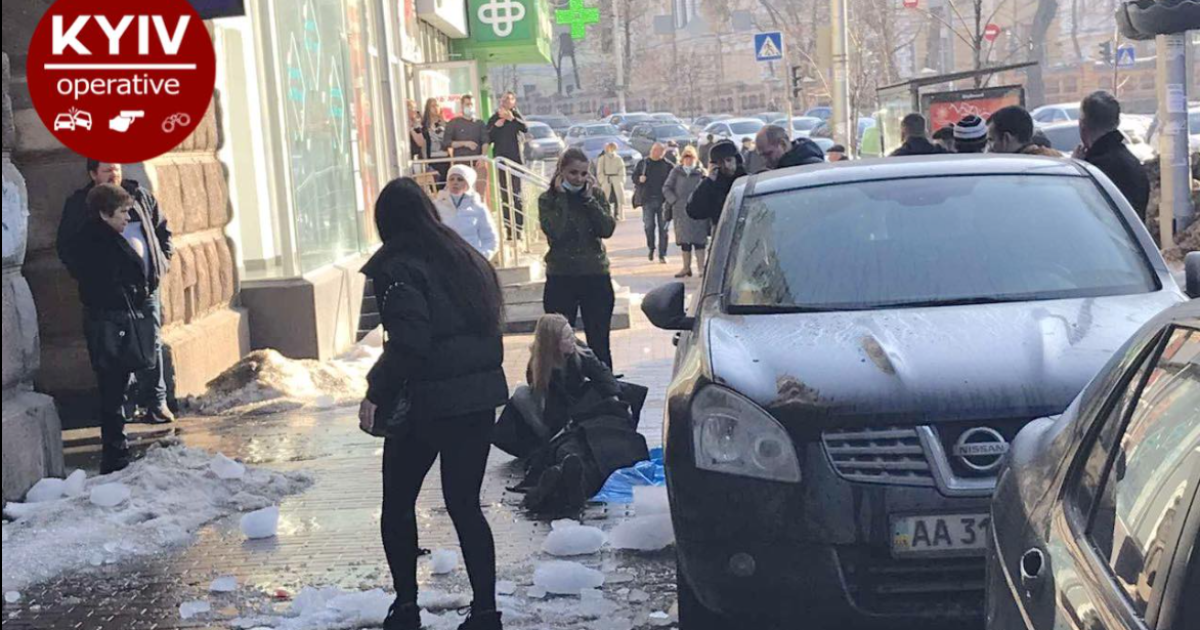 В Киеве на мужчину упала большая глыба льда