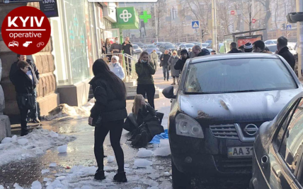 В Киеве на мужчину упала большая глыба льда