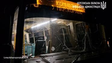 Російські солдати обстріляли автобус в Херсоні 