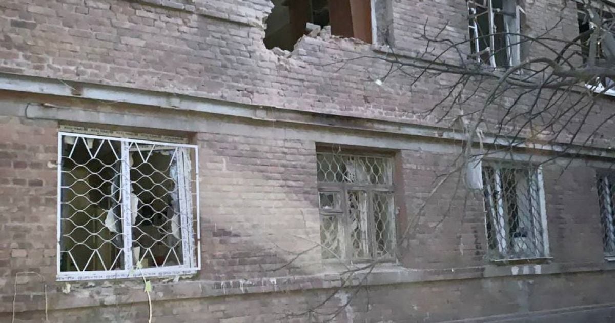 Росія вдарила по житлових кварталах Нікополя: пошкоджено 20 багатоповерхівок, є поранені (фото)
