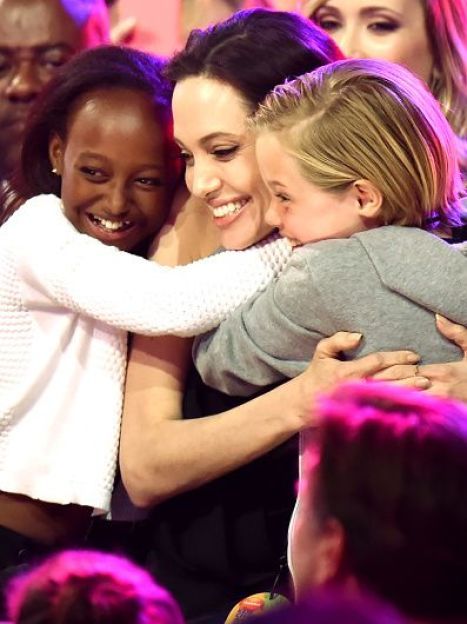 Церемония Kids&#039; Choice Awards-2015: Анджелина Джоли с дочками Шайло и Захарой / © Getty Images/Fotobank
