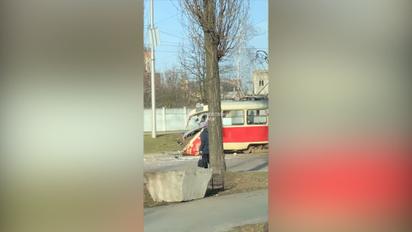 У Києві вантажівка протаранила трамвай 