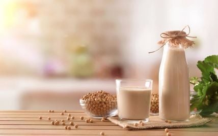 Какое растительное молоко полезнее: противопоказания для употребления напитка