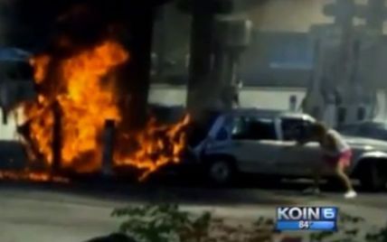 Юзерів приголомшило відео героїчного порятунку жінки із палаючого автомобіля