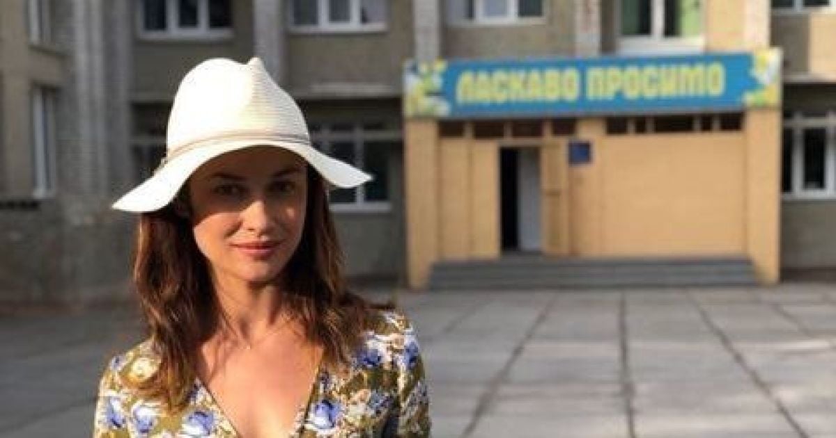 Ольга Куриленко на родине: "девушка Бонда" поныряла в Азовском море и посетила школу