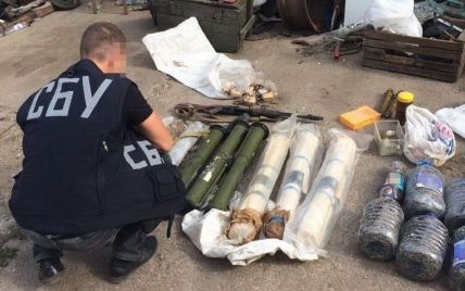 СБУ нашла склад гранатометов и реактивных двигателей в гараже на Днепропетровщине