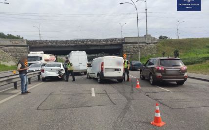 На мосту Патона в Киеве в ДТП попали сразу четыре машины