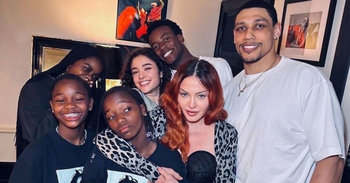 Мадонна с детьми и бойфрендом