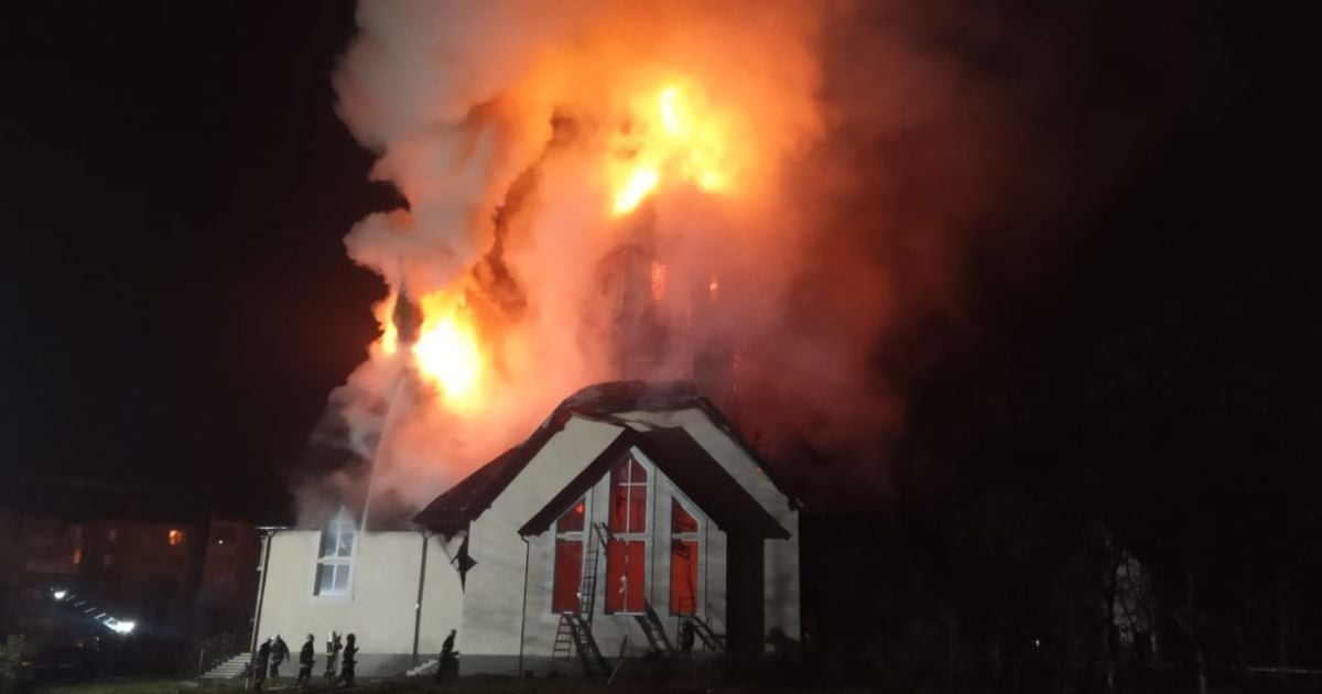 На Прикарпатті під час пожежі дивом залишився майже не пошкодженим іконостас (фото)