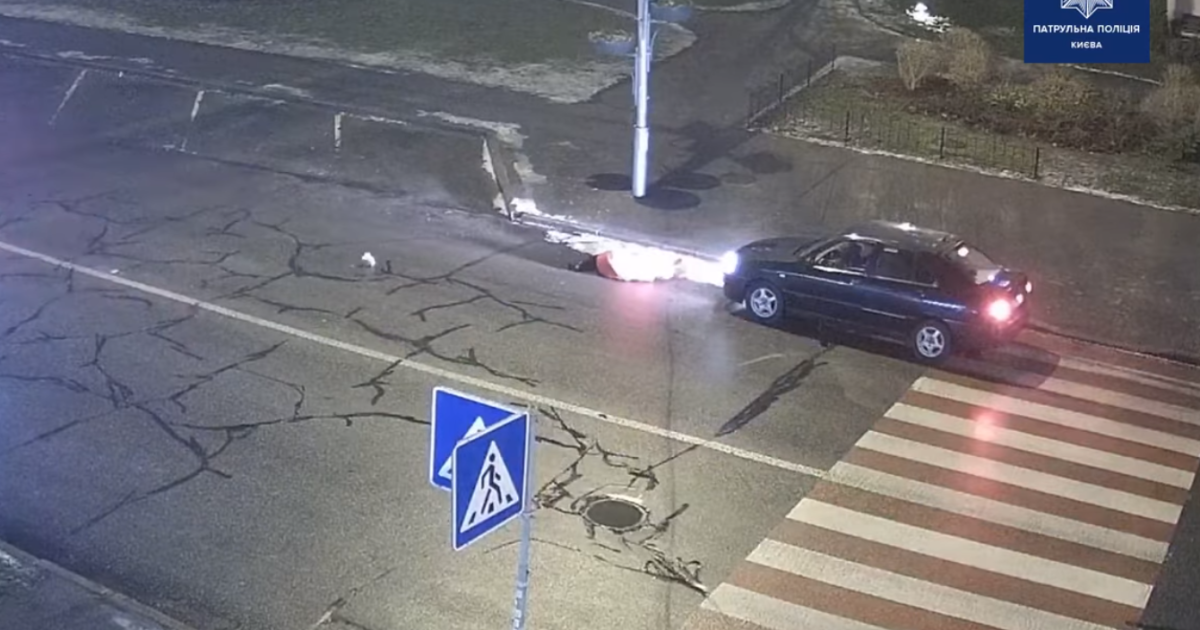 У Києві автомобіль збив жінку на переході: з'явилося моторошне відео