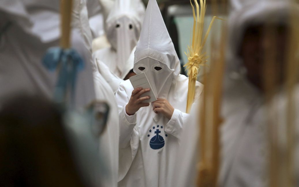 Участник братства картузианцев во время шествия в Пальма-де-Майорке / © Reuters