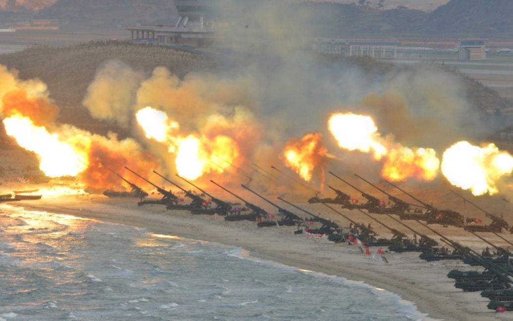 Учения северокорейских военных. Фото, сделанное в неизвестном месте и в неизвестное время, обнародовало государственное информационное агентство КНДР. / © Reuters