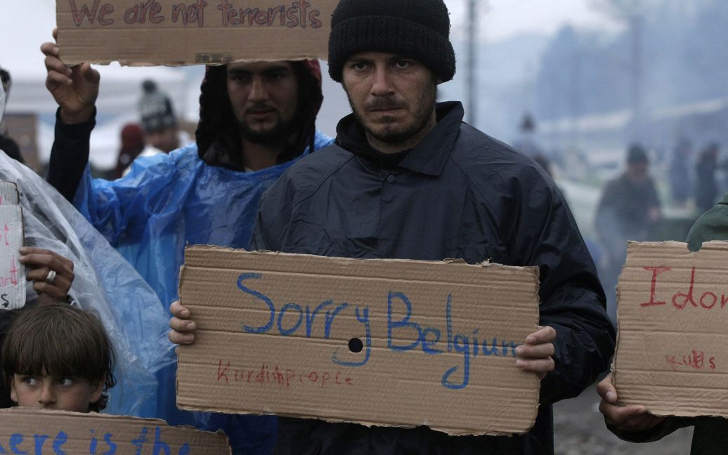 Біженець тримає плакат з написом "Нам шкода, Бельгіє!" під час акції протесту з вимогою про відкриття греко-македонського кордону, в імпровізованому таборі біля села Ідоменей, Греція. / © Reuters
