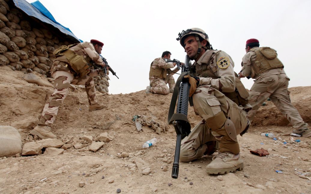 Иракские солдаты собираются во время военной операции в окрестностях Махмур, к югу от Мосула, Ирак. / © Reuters
