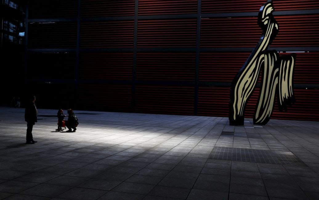 Люди стоять біля скульптури Роя Ліхтенштейна "Мазок" у внутрішньому дворі Музею королеви Софії в Мадриді, Іспанія. / © Reuters
