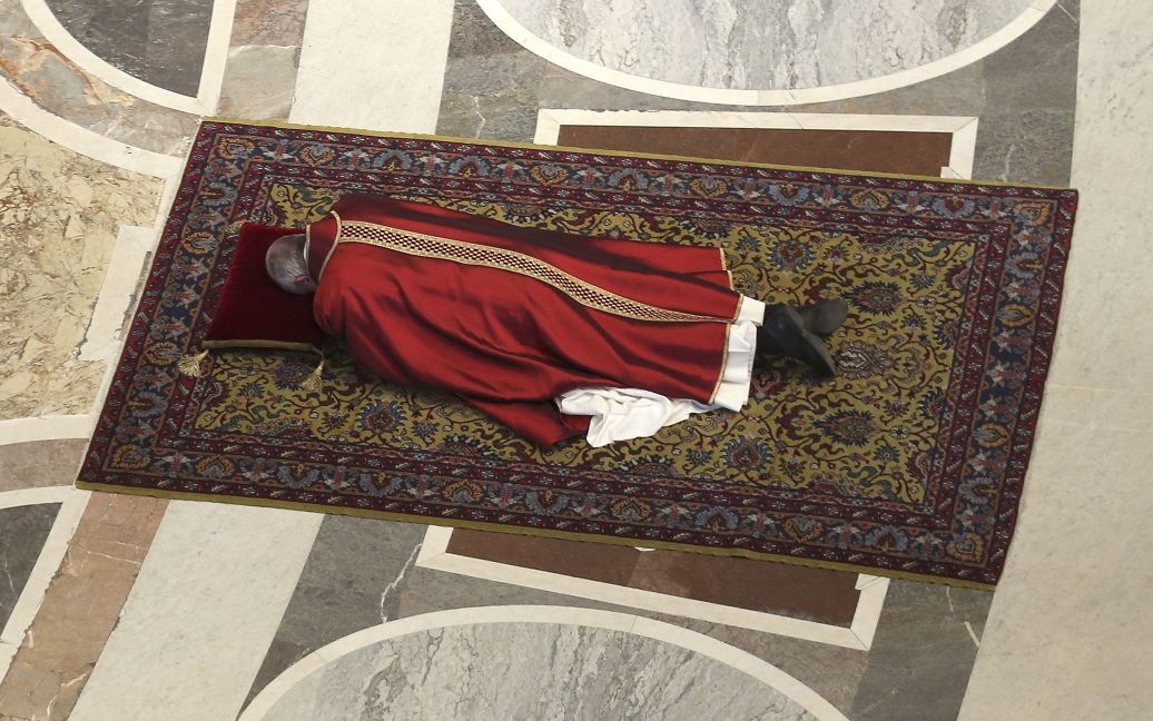 Папа Римский Франциск лежит во время молитвы в рамках празднования Страстей Господних в базилике Святого Петра в Ватикане. / © Reuters