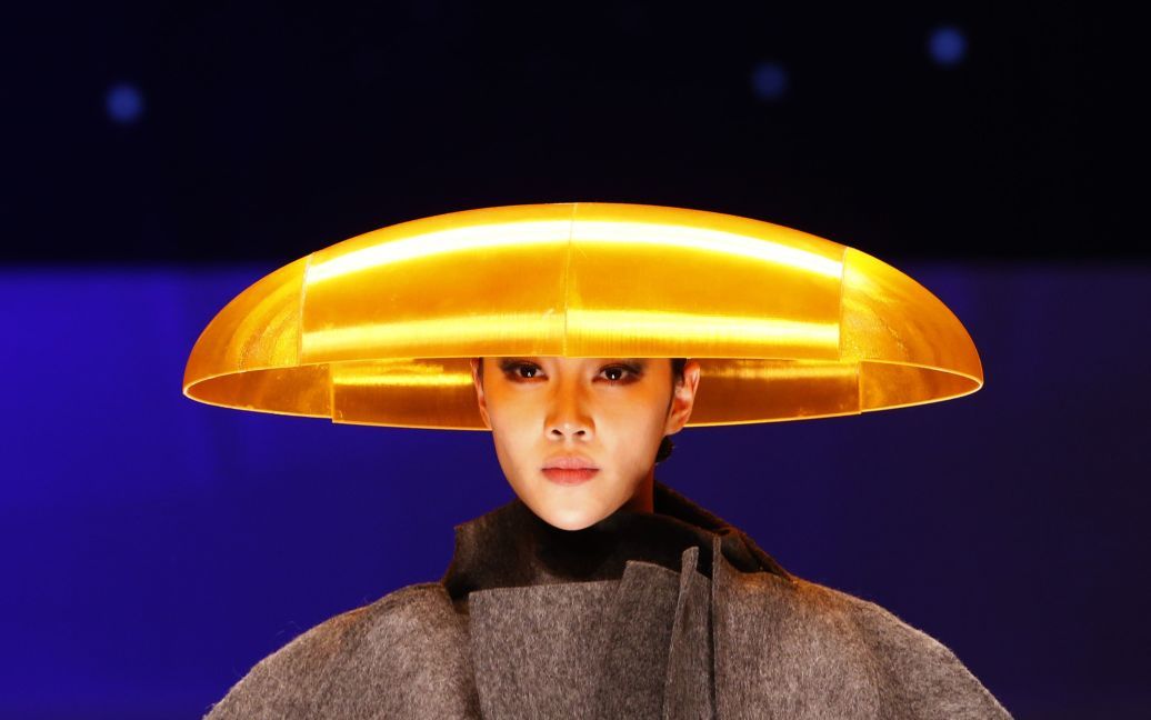 Модель демонстрирует дизайнерскую одежду во время Недели моды в Пекине, Китай. / © Reuters