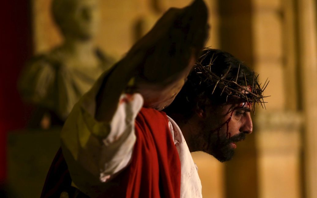 Актор, який зображає Ісуса Христа, бере участь в інтерактивній вуличній постановці  театру "Пристрасті "Il-Mixja" (Шлях) на Мальті / © Reuters