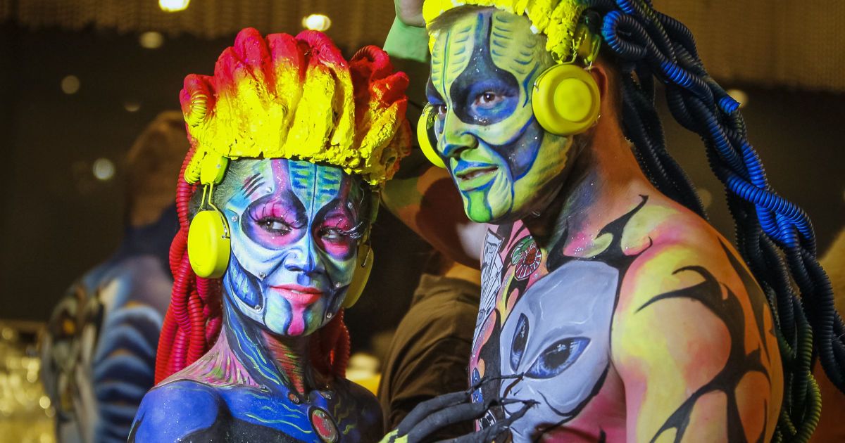 Обнаженные груди, яркие краски и инопланетяне: в Алматы прошел большой фестиваль боди-арта