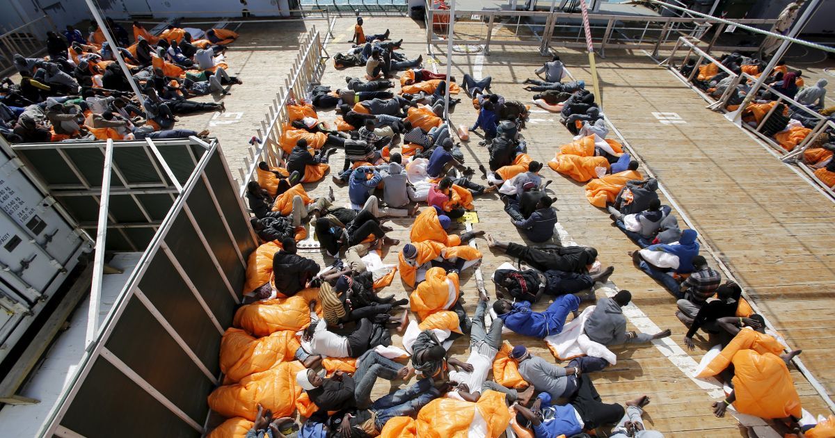 Мігранти чекають висадки в Італії_2 / © Reuters