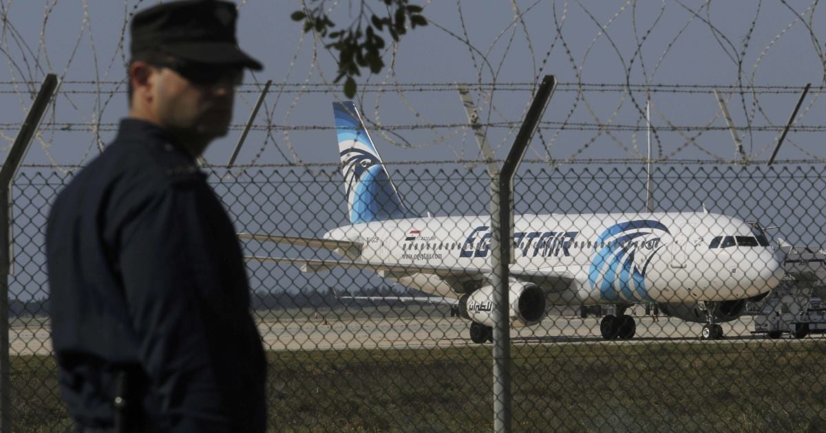 Появились первые фото угнанного самолета EgyptAir в аэропорту Кипра