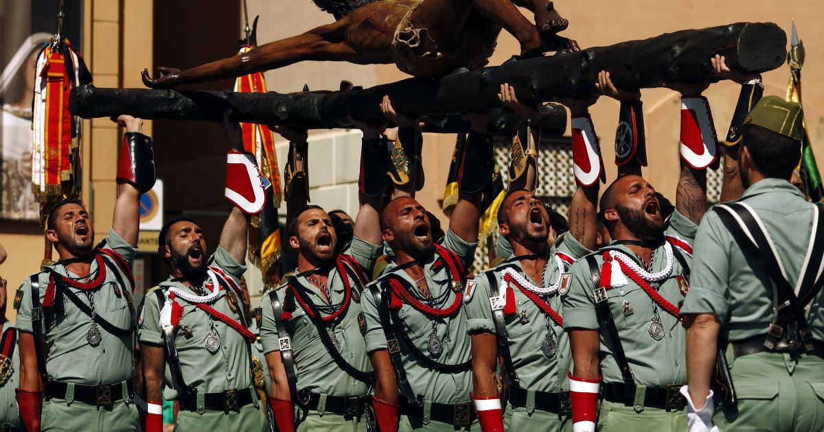 Испанские легионеры поют гимн, неся статую Христа Мена перед процессией Братства Мена в Малаге, Испания. / © Reuters