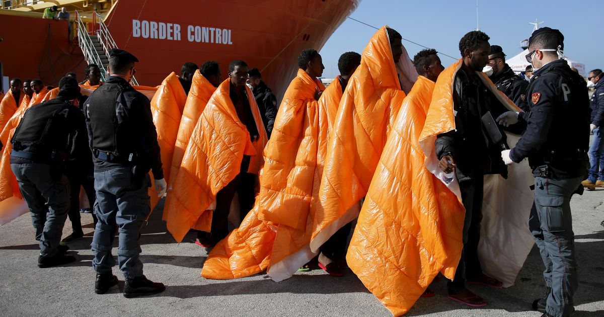 Мігранти чекають висадки в Італії_6 / © Reuters