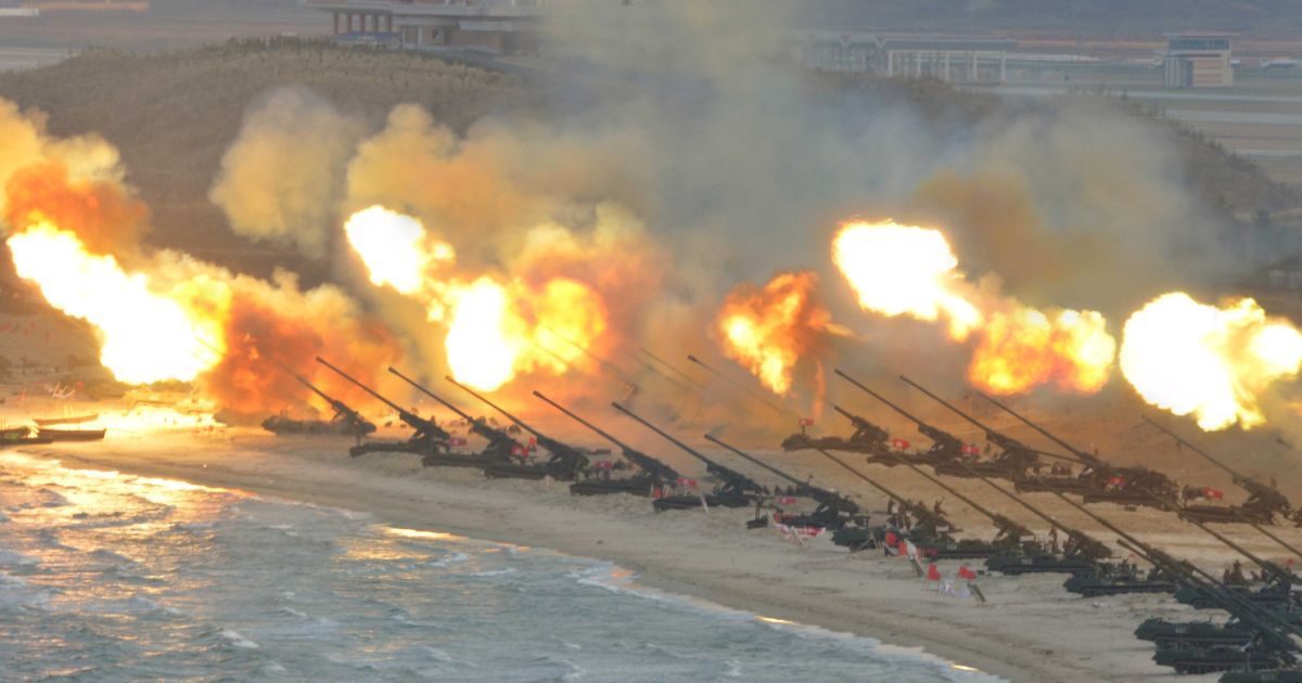 Учения северокорейских военных. Фото, сделанное в неизвестном месте и в неизвестное время, обнародовало государственное информационное агентство КНДР. / © Reuters