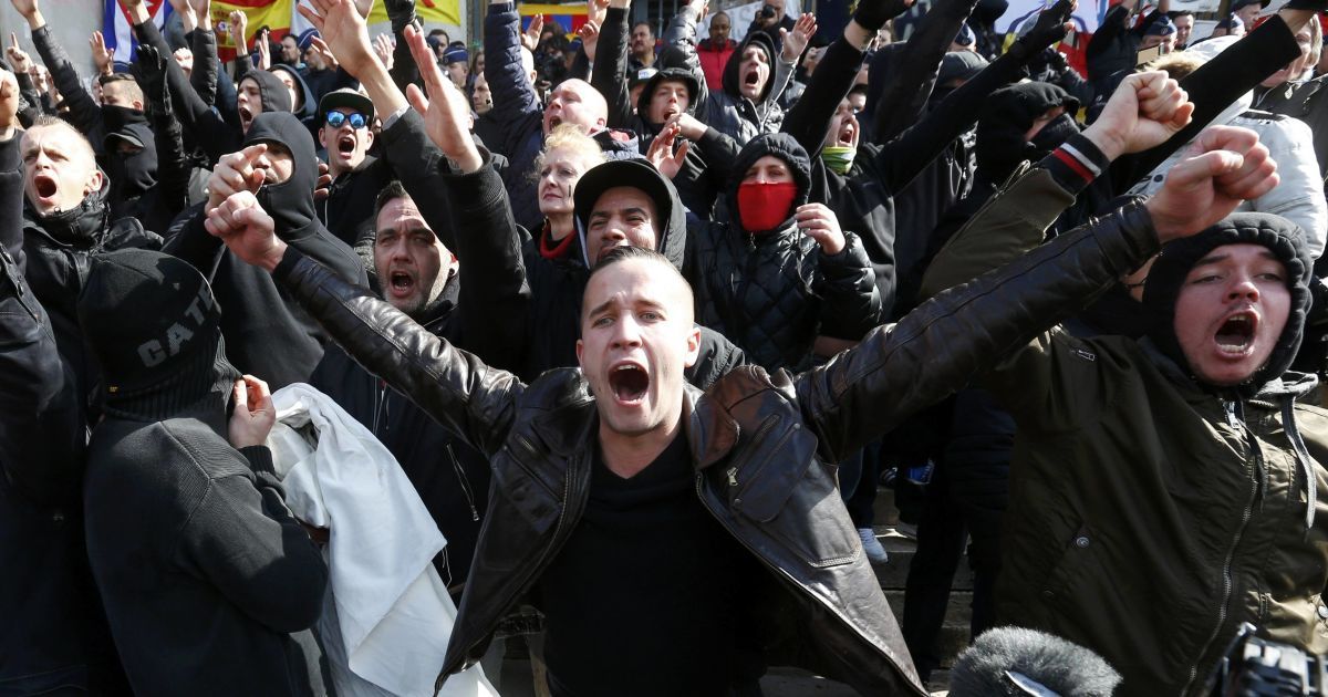 Футбольные хулиганы устроили беспорядки в центре Брюсселя. / © Reuters