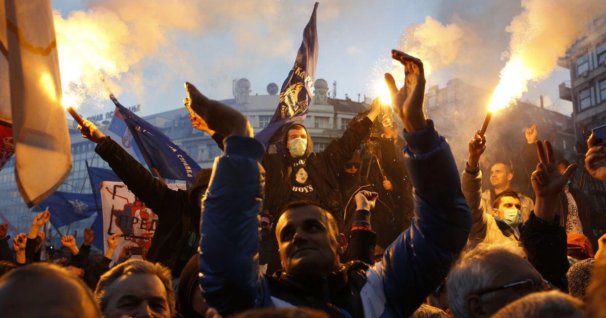 Сторонники сербского лидера ультра-националистов Воислава Шешеля во время антиправительственного митинга в Белграде. / © Reuters