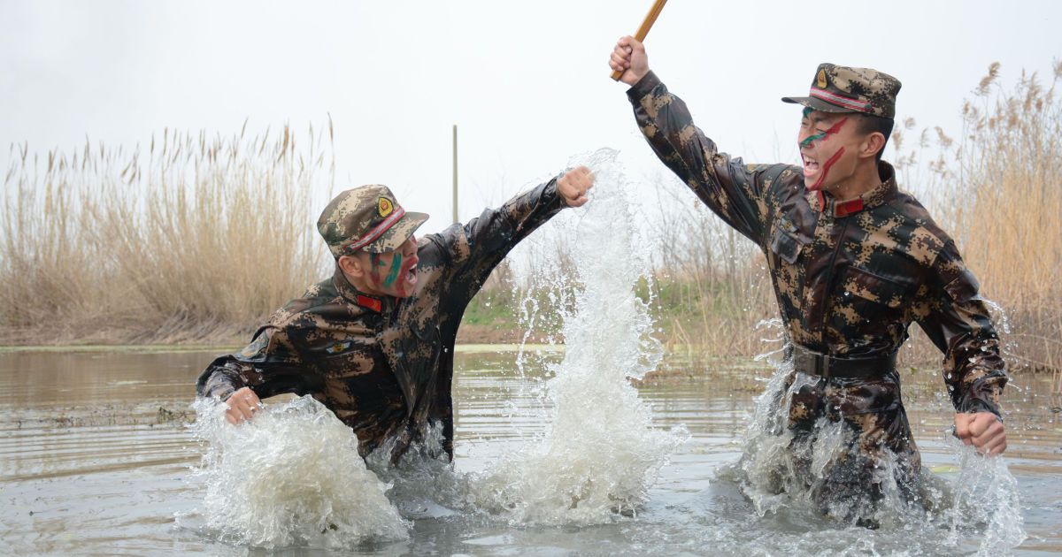 Специальные военизированные полицейские посещают тренировки в Чучжоу, провинция Аньхой, Китай. / © Reuters