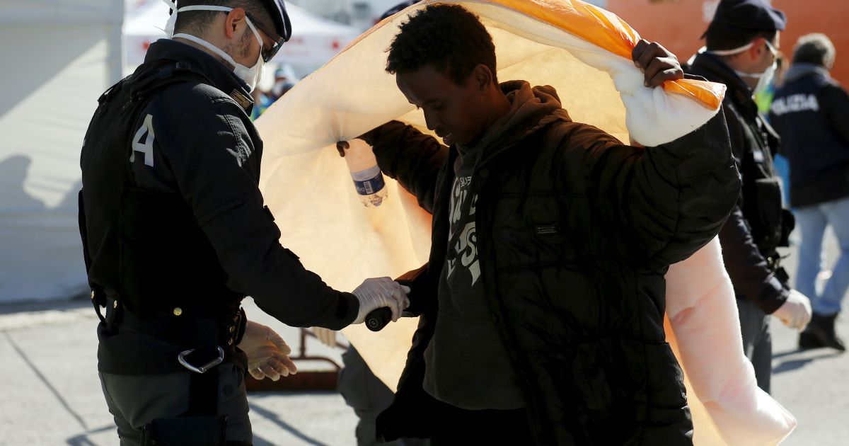 Мігранти чекають висадки в Італії_5 / © Reuters