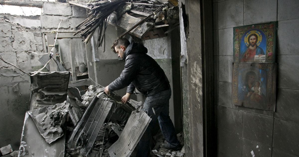 Боевики в Луганской области обстреляли дом и машину спасателей