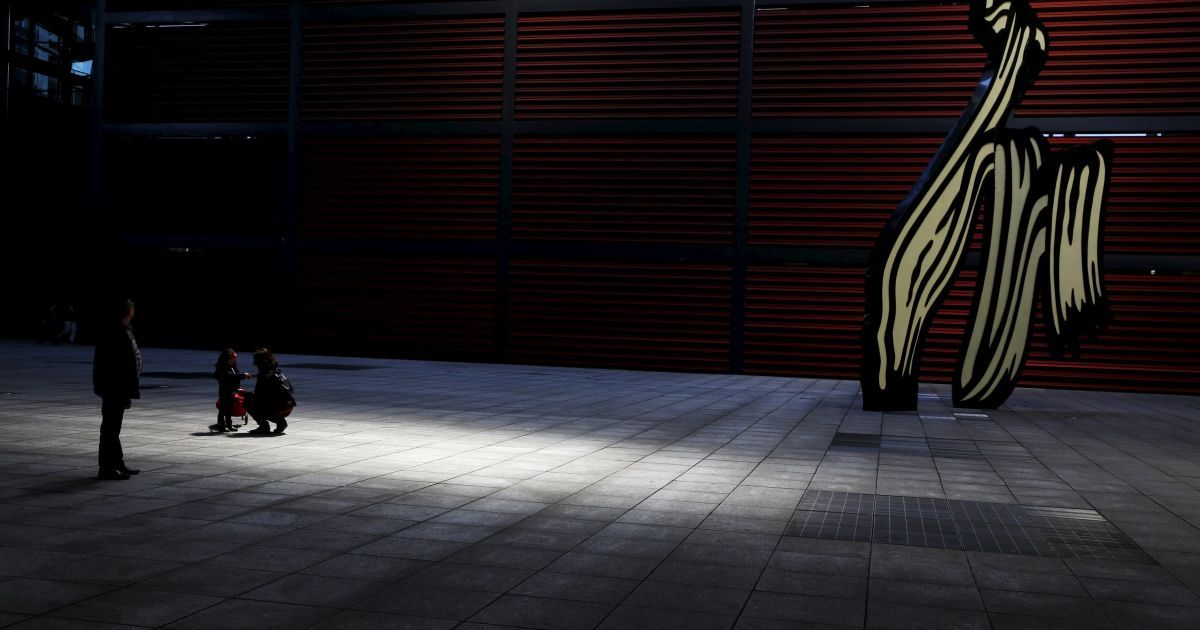 Люди стоят возле скульптуры Роя Лихтенштейна "Мазок" во внутреннем дворе Музея королевы Софии в Мадриде, Испания. / © Reuters